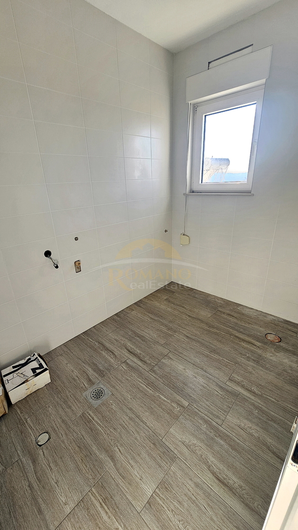 Appartamento trilocale a Okrug Gornji/Čiovo con ampia terrazza, garage e vista mare